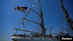 2026년 7월 3일, 미국 건국 250주년 기념행사를 앞두고 미 해안경비대(USCG) 소속 범선 '이글(Eagle)'호가 뉴저지주 샌디훅 인근을 항해하고 있다.