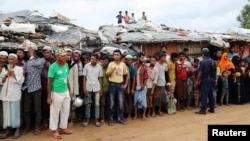 Para pengungsi Rohingya menunggu kedatangan Sekjen PBB Antonio Guterres dan Presiden World Bank Jim Yong Kim yang berkunjung ke kamp Kutupalong, Cox's Bazar, Bangladesh 2 Juli 2018 lalu (foto: dok). 