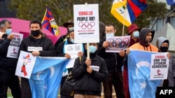 澳大利亚墨尔本的香港、西藏和新疆维吾尔活动人士举牌抗议北京举办冬奥会。(2021年6月23日)