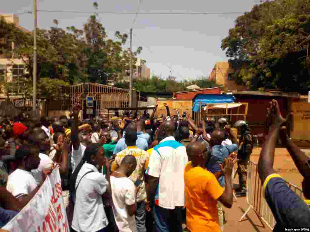Manifestations spontanées contre la libération du général Bassolé, à Ouagadougou, le 11 octobre 2011. (VOA/Issa Napon)