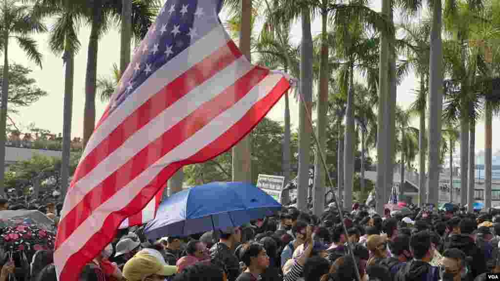 حمایت پرزیدنت ترامپ از دموکراسی خواهان هنگ کنگ باعث شد معترضان پرچم آمریکا را در تظاهراتشان در دست بگیرند