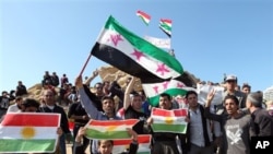 ဆီးရီးယားသမ္မတကို ဆီးရီးယားတော်လှန်ရေးအလံများ ကိုင်ဆောင်ပြီး ဆန့်ကျင်ဆန္ဒပြနေတဲ့ ဆီးရီးယားပြည်သူများ
