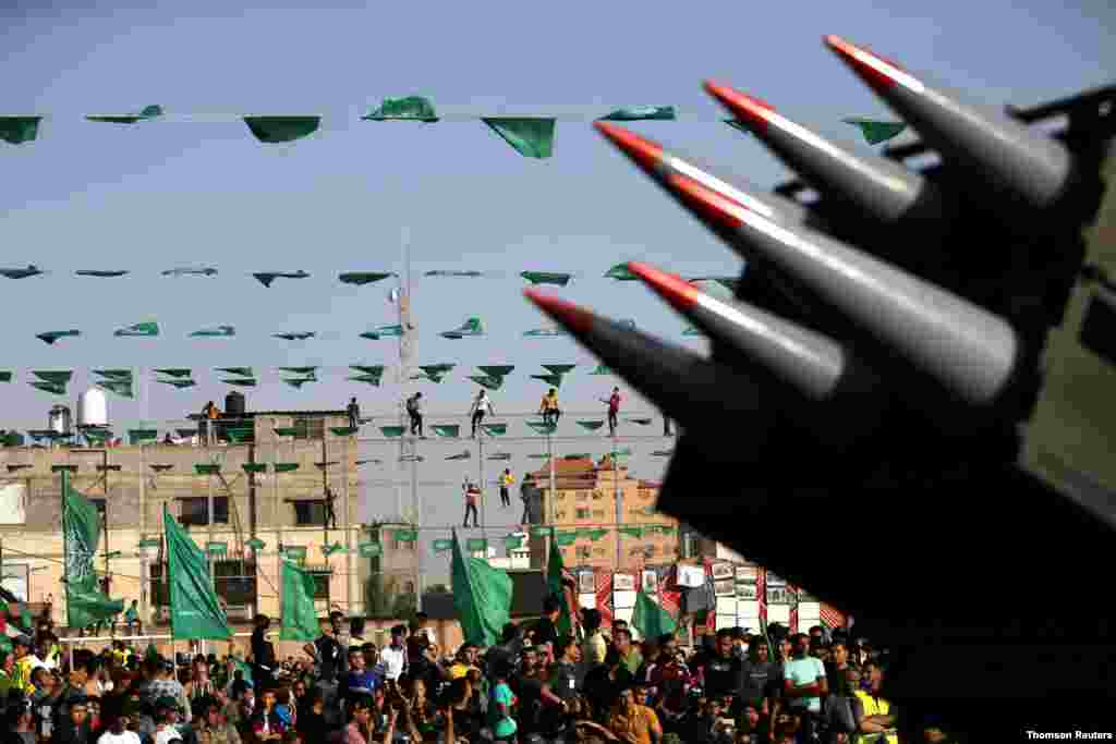 이스라엘-팔레스타인 휴전이 시작된지 일주일만에 가자지구에서 반이스라엘 집회가 열린 가운데 무장 정파 하마스의 로켓 행렬이 있었다. 