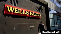 行人走過富國銀行美國加州奧克蘭辦公室