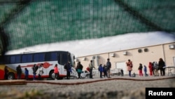 MIgrantes de Centroamérica se hacen fila para las pruebas de COVID-19 en un asilo temporal en Ciudad Juárez, México, y así continuar al pedido de entrada en EE. UU. el 26 de febrero de 2021.
