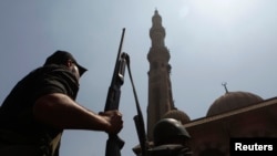 Cảnh sát vũ trang đi vào Ðền thờ Al-Fath ở Quảng trường Ramses, Cairo, Ai Cập, ngày 17/8/ 2013. 