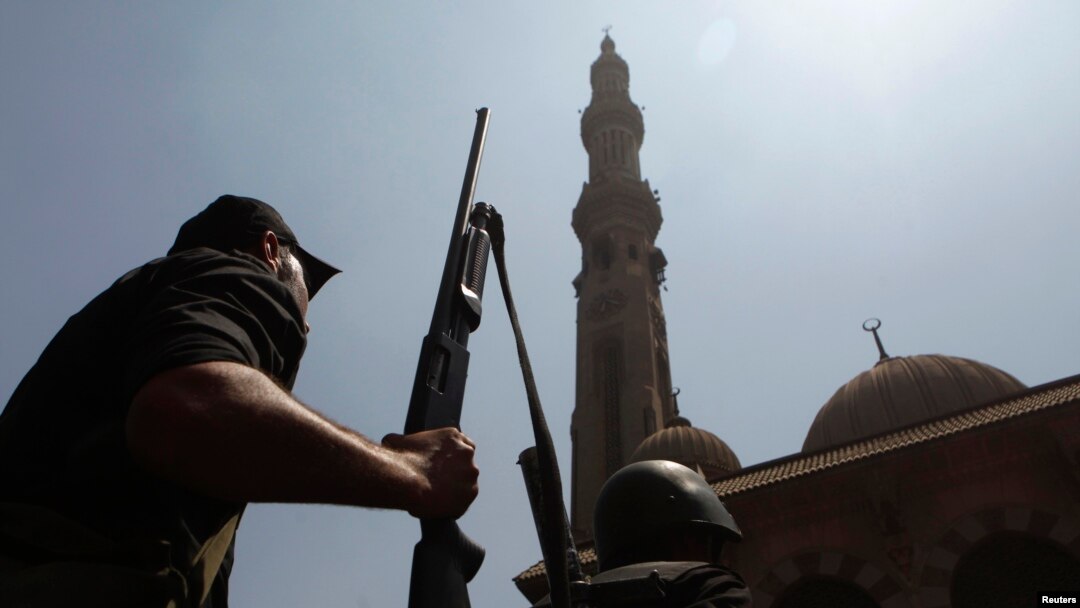 Cảnh sát vũ trang đi vào Ðền thờ Al-Fath ở Quảng trường Ramses, Cairo, Ai Cập, ngày 17/8/ 2013. 