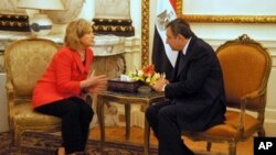 Η κ. Κλίντον με τον προσωρινό Πρωθυπουργό της Αιγύπτου, Εσσάμ Σαράφ
