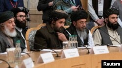 El Mullah Abdul Ghani Baradar, el líder adjunto y negociador de los talibanes, y otros miembros de la delegación asisten a la conferencia de paz afgana en Moscú, Rusia, el 18 de marzo 2021.