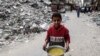 Një fëmijë palestinez duke marrë ushqimin e ofruar nga një organizatë ndihmash në Rafah, Rripi i Gazës (16 mars 2024)