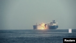 Kapal tanker minyak Cordelia Moon terbakar setelah terkenal serangan rudal yang diluncurkan oleh kelompok Houthi di Laut Merah, dalam potongan gambar dari video yang dirilis pada 1 Oktober 2024. (Foto: Houthi Military Media/Handout via Reuters)