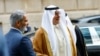 2022年10月5日，沙特阿拉伯能源部长阿卜杜勒阿齐兹·本·萨勒曼·沙特亲王和欧佩克秘书长海瑟姆·盖斯在奥地利维也纳欧佩克总部握手。（路透社照片）
