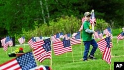 美国民众纪念为国捐躯的阵亡将士