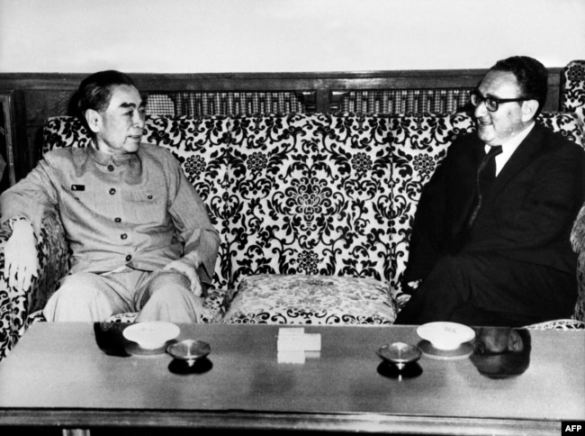 (ARCHIVO) El enviado especial de Estados Unidos, Henry Kissinger (derecha), se reúne con el primer ministro de China, Zhou Enlai, en julio de 1971 en Beijing.