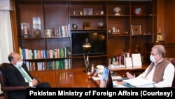 巴基斯坦驻阿富汗大使曼苏尔·艾哈迈德·汗与巴基斯坦外长交谈。