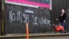 Foto: ARHIVA Grafiti protiv morske granice sa Irskom u južnom delu Belfasta, 2. februara 2021. 