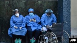 Trabajadores de salud usan mascarillas y protectores faciales contra la propagación del nuevo coronavirus en el Instituto Hondureño de Seguridad en Tegucigalpa, donde un paciente murió el 31 de marzo de 2020.