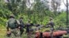 Miembros de la policía y el ejército inspeccionan un área donde, según las autoridades, funciona una refinería ilegal de petróleo para el procesamiento de pasta de coca en Tumaco, Colombia, el 9 de septiembre de 2022. REUTERS/Oliver Griffin