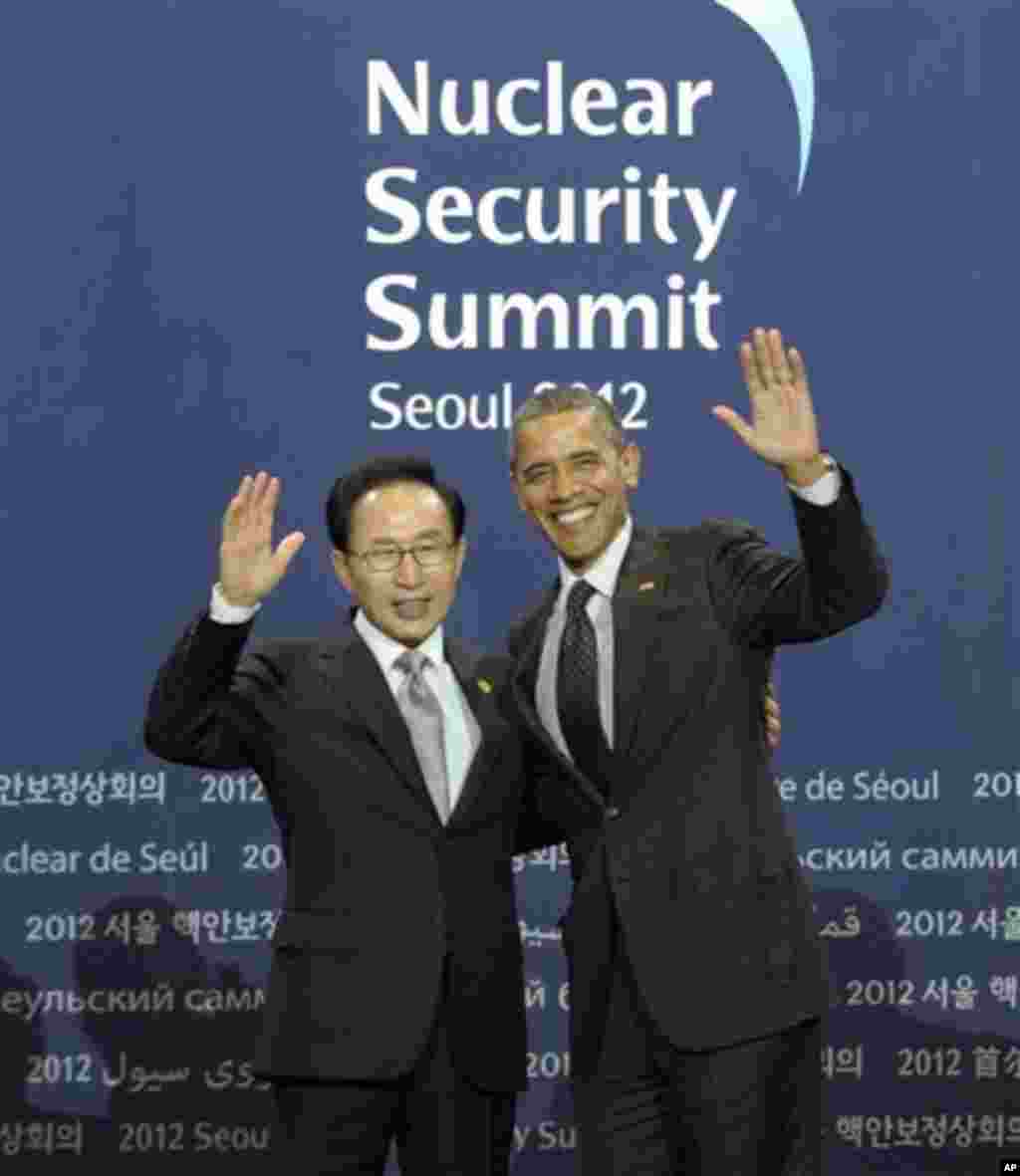 South Korean President Lee Myung-bak, left, and President Barack Obama wave during a welcome ceremony for the Nuclear Security Summit at the Coex Center, in Seoul, South Korea, Monday, March 26, 2012. (AP Photo/Susan Walsh)