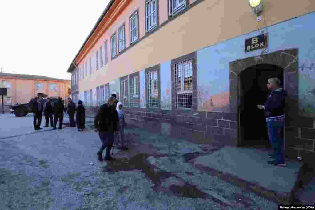 Diyarbakır'ın Sur mahallesinde seçim için sıkı güvenlik önlemleri alındı