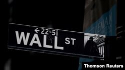 Un letrero de Wall Street se ve cerca de la Bolsa de Nueva York en Nueva YorkNYSE en Nueva York.