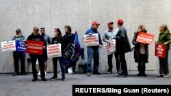 Pristalice aktuelnog predsednika Donalda Trampa protestuju tražeći ponovno prebrojavanje glasova u Milvokiju (Foto: REUTERS/Bing Guan) 