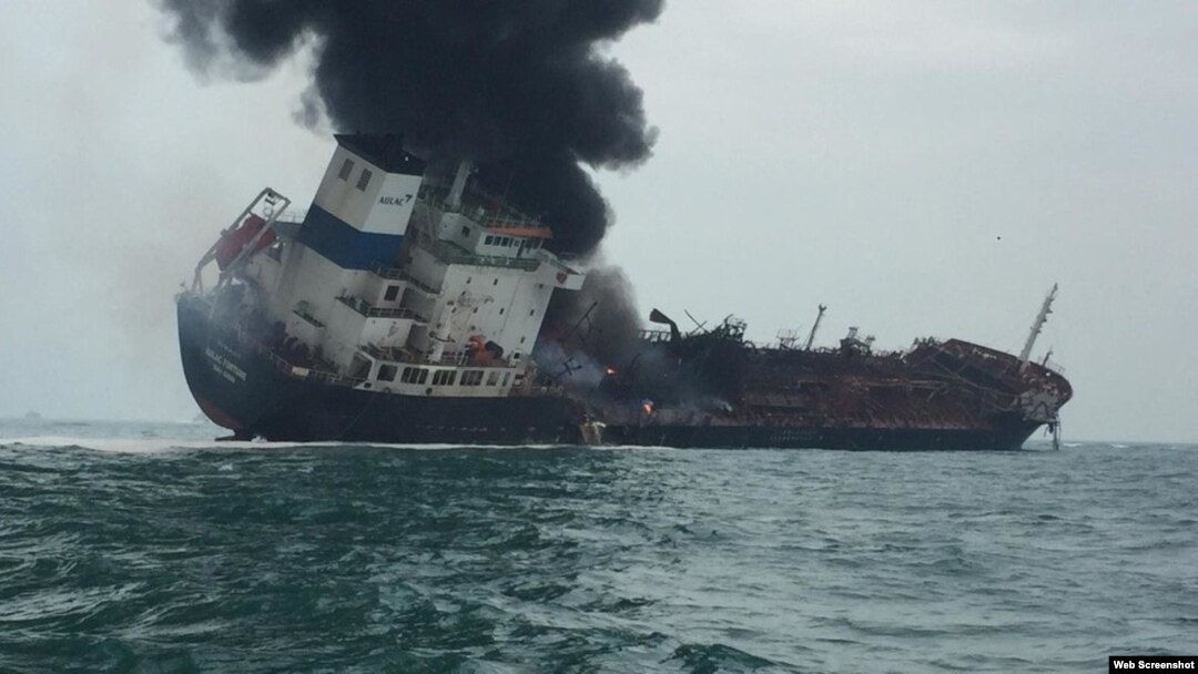 Kapal tangker minyak Au Lac Fortune terbakar di Hong Kong, 8 Januari 2019. (Foto courtesy: Polisi Hong Kong).
