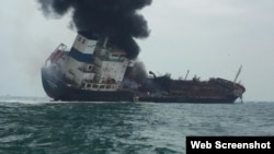 Kapal tangker minyak Au Lac Fortune terbakar di Hong Kong, 8 Januari 2019. (Foto courtesy: Polisi Hong Kong).