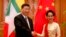နေပြည်တော်တွင် တွေ့ဆုံဆွေးနွေးခဲ့သည့် နိုင်ငံတော်အတိုင်ပင်ခံပုဂ္ဂိုလ် ဒေါ်အောင်ဆန်းစုကြည်နှင့် တရုတ်သမ္မတ ရှီကျင့်ဖျင်။ (ဇန်နဝါရီ ၁၈၊ ၂၀၂၀)