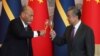 Menlu China Wang Yi dan Manlu Nauru Lionel Aingimea bersulang setelah menandatangani Komunike Bersama tentang Dimulainya Kembali Hubungan Diplomatik antara China dan Nauru, di Beijing, 24 Januari 2024. (Foto: Andrea Verdelli/Pool via REUTERS)