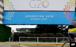 Spanduk KTT G20 di Costa Salguero Center, Buenos Aires, Argentina, 27 November 2018.