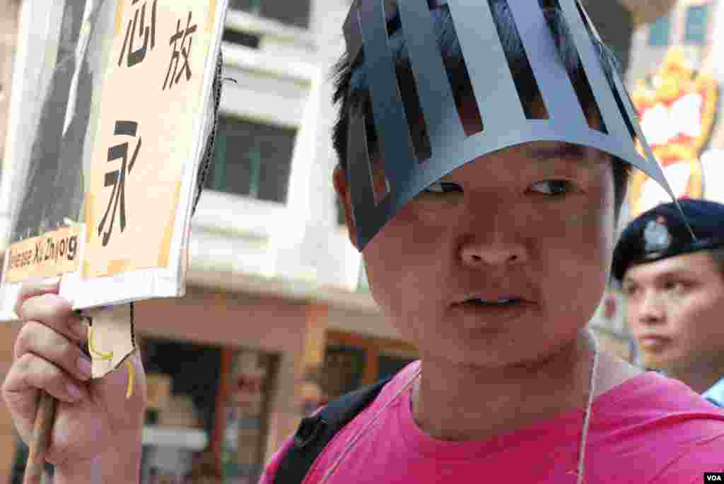 來自中國湖北的工人吳先生申請自由行來香港參加十一遊行(美國之音湯惠芸)
