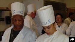 加州圣马特奥郡的领导人(左)和监狱犯人一起烹调