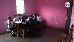 Una escuela en casa: docente convierte su sala en aula para paliar las fallas en la educación
