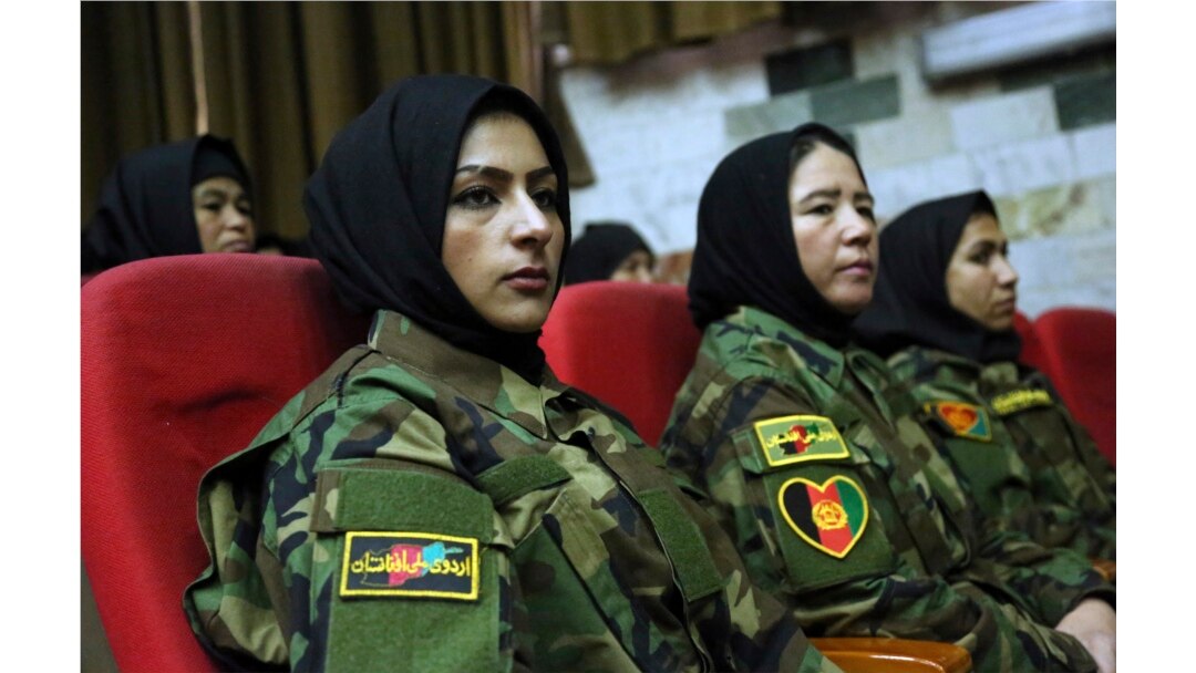Tentara perempuan Angkatan Bersenjata Afghanistan yang baru lulus mengikuti upacara wisuda di Akademi Militer Afghanistan, di Kabul, 5 Januari 2020. (Foto: Tamana Srawary/AP)