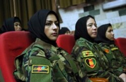 Tentara perempuan Angkatan Bersenjata Afghanistan yang baru lulus mengikuti upacara wisuda di Akademi Militer Afghanistan, di Kabul, 5 Januari 2020. (Foto: Tamana Srawary/AP)