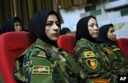 Tentara perempuan Angkatan Bersenjata Afghanistan yang baru lulus mengikuti upacara wisuda di Akademi Militer Afghanistan, di Kabul, 5 Januari 2020. (Foto: Tamana Srawary/AP)