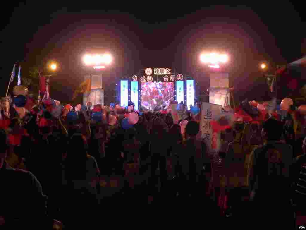 国民党台北市长候选人连胜文在总统府前面的凯撒格兰大道上举行规模盛大的造势晚会 (美国之音许波拍摄)