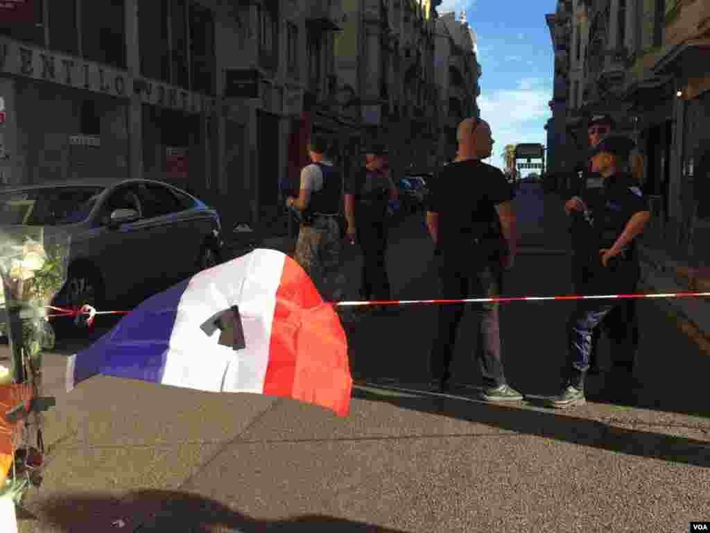 A black bow is pinned on a French flag on a street in Nice, France in solidarity with the victims of the Bastille Day attacks, July 15, 2016. (Photo: VOA Persian Service)