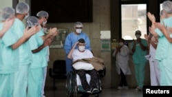 دوسری جنگ عظیم میں حصہ لینے والا 99 سالہ فوجی ارمانڈو پیویٹا کو برازیل کے شہر براسیلیا کے ایک اسپتال کا عملہ کرونا وائرس سے صحت یابی کے بعد رخصت کر رہا ہے۔ 14 اپریل 2020