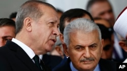 رجب طیب اردوغان رئیس جمهوری (چپ) و بینالی ییلدیریم نخست وزیر ترکیه - ترکیه