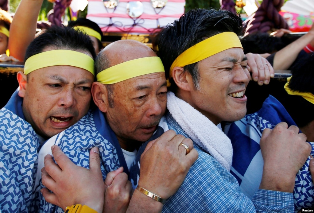 일본 도쿄 아사쿠사의 센소지 신사에서 '산자' 축제를 맞아 지역 주민들이 신이 앉는 가마인 '미코시'를 들고 행차하고 있다.