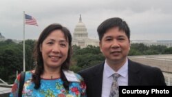 Tiến sĩ Luật Cù Huy Hà Vũ và vợ Luật sư Nguyễn Thị Dương Hà tại Thủ đô Washington.