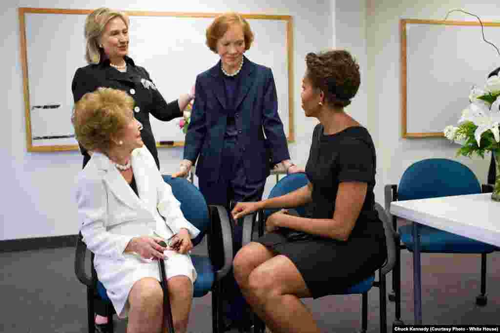 Les trois anciennes Première dame, Nancy Reagan, Hillary Rodham Clinton, Rosalynn Carter, et Michelle Obama réunies pour les funérailles de Betty Ford, le 12 juillet 2011. (Official White House Photo by Chuck Kennedy)
