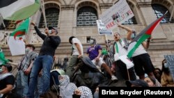 Unjuk rasa pro-Palestina di tengah meningkatnya konflik bersenjata Israel-Palestina di Boston, Massachusetts, Selasa, 18 Mei 2021. (Foto: Brian Snyder/Reuters)