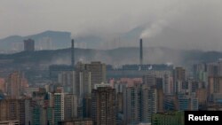 북한 평양의 발전소 굴뚝에서 연기가 나오고 있다. (자료사진)