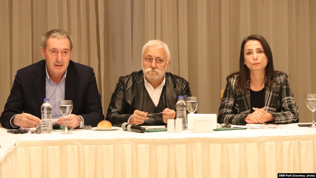 DEM Parti eş başkanları Tuncer Bakırhan (solda) ve Tülay Hatimoğulları (sağda) dün akşam yanlarında DEM Parti Antalya Milletvekili Saruhan Oluç (ortada) ile birlikte bir grup gazeteciyle biraraya geldi.