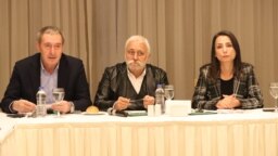 DEM Parti eş başkanları Tuncer Bakırhan (solda) ve Tülay Hatimoğulları (sağda) dün akşam yanlarında DEM Parti Antalya Milletvekili Saruhan Oluç (ortada) ile birlikte bir grup gazeteciyle biraraya geldi.
