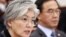 La ministra de Exteriores de Corea del Sur, Kang Kyung-wha, responde preguntas de un legislador, con el ministro de Unificación.