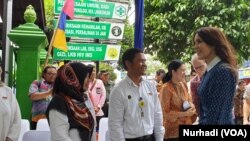 Mary Elizabeth Donaldson berkunjung ke Puskesmas Tegalrejo, Yogyakarta, Rabu, 4 Desember 2019. (Foto:VOA/ Nurhadi)